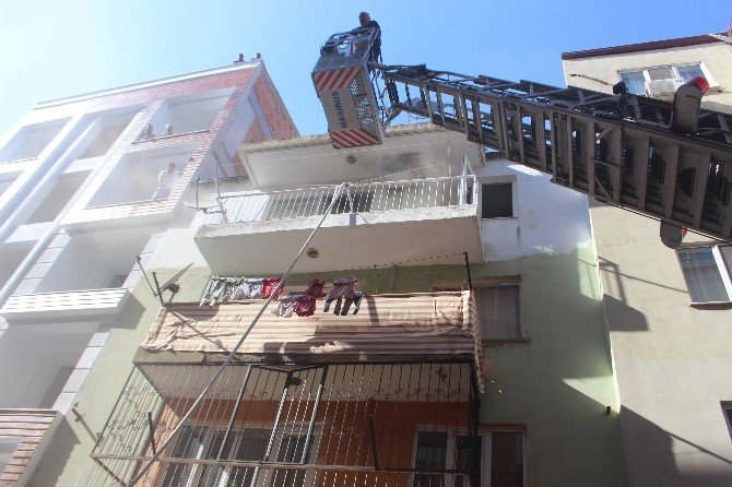 yangin-efeler-ilcesi-kurtulus-mahallesi-2023-sokakta-bir-binanin-002.jpg yangin-efeler-ilcesi-kurtulus-mahallesi-2023-sokakta-bir-binanin-002.jpg